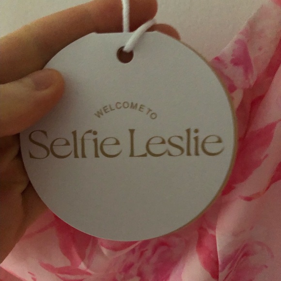 NWT Selfie Leslie Serif Ruffle Trim Split Maxi Dress in Pink Floral Size Medium - Picture 5 of 13